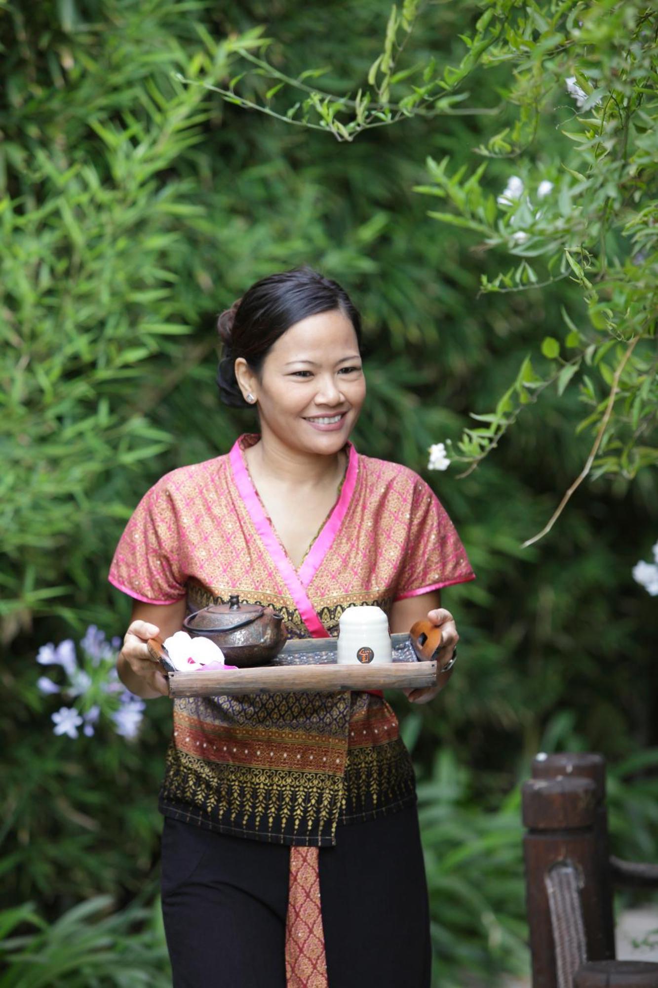 Asia Gardens Hotel & Thai Spa, A Royal Hideaway Hotel Finestrat Esterno foto Thai woman serving tea