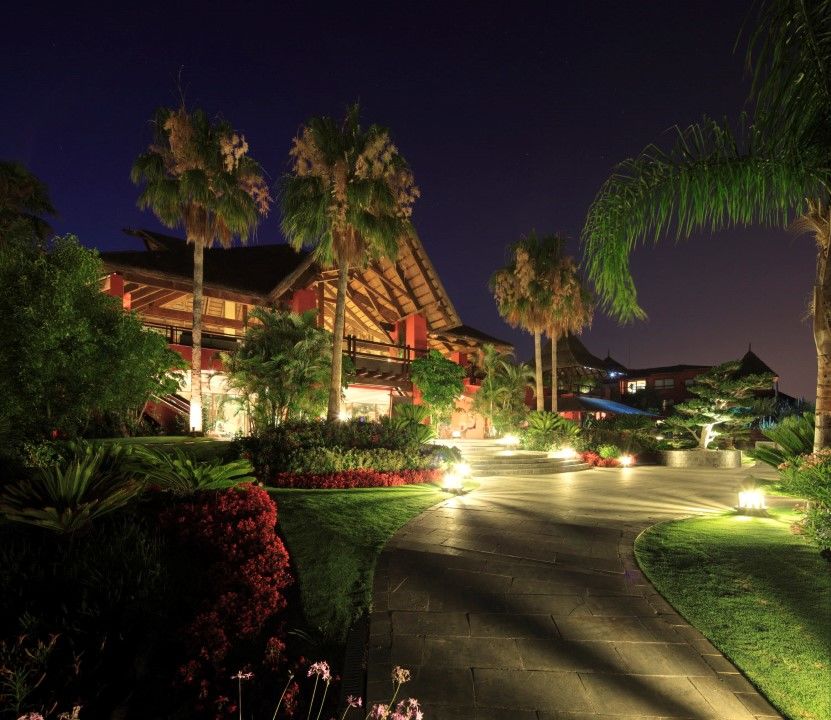 Asia Gardens Hotel & Thai Spa, A Royal Hideaway Hotel Finestrat Esterno foto The resort at night